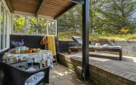 Freda - 100M to the Fjord: Tetto, Casa, Lotto, Casa, Villetta, Estate, Edifici Giardino, Shade, Log Cabin, Landscaping
