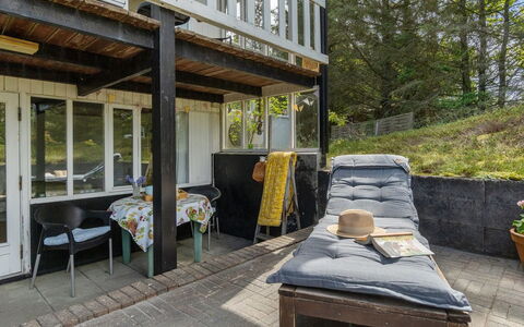 Freda - 100M to the Fjord: Tetto, Casa, Lotto, Casa, Villetta, Estate, Edifici Giardino, Shade, Log Cabin, Landscaping