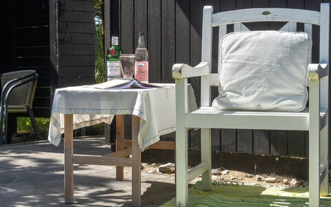 Freda - 100M to the Fjord: Tetto, Casa, Lotto, Casa, Villetta, Estate, Edifici Giardino, Shade, Log Cabin, Landscaping