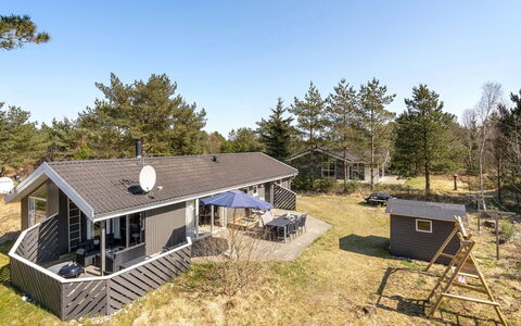 Sighbiorn - 950M from the Sea: Blu, Arbusto, Villetta, Groundcover, Giardino, Estate, Shade, Landscaping, Agriturismo, Eco Hotel