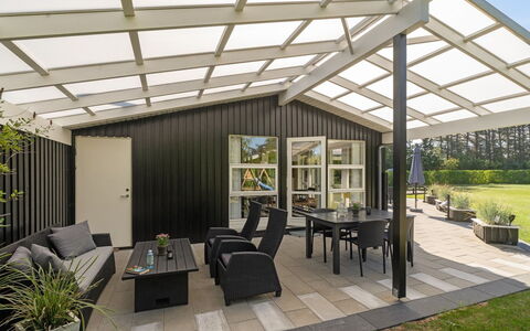 Wilja - 400M from the Sea: Mobilia, Interior Design, Sedia, Pavimentazione, Tavolo, Ricorrere, Pavimento, Soffitto, Camera, Eco Hotel
