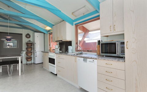Momme - 500M from the Sea: Interior Design, Legna, Pavimentazione, Soffitto, Mobilia, Pavimento, Controsoffitto, Cucina, Cabinetry, Camera