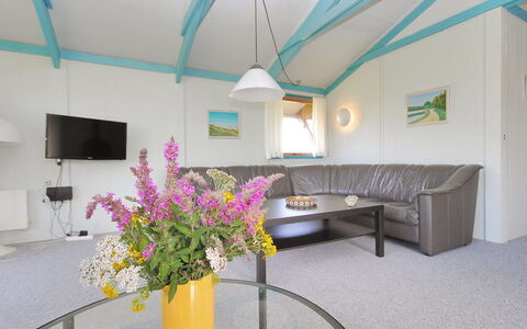 Momme - 500M from the Sea: Interior Design, Soffitto, Mobilia, Pavimentazione, Pavimento, Divano, Sedia, Soggiorno, Lampada