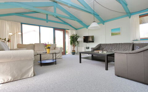 Momme - 500M from the Sea: Mobilia, Pavimentazione, Interior Design, Pavimento, Soffitto, Divano, Soggiorno, Casa, Tappeto