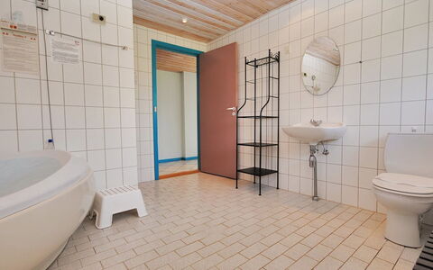 Momme - 500M from the Sea: Pavimentazione, Pavimento, Idraulico Fixture, Interior Design, Idraulico, Bagno, Camera, Lavandino Del Bagno, Soffitto, Piastrella