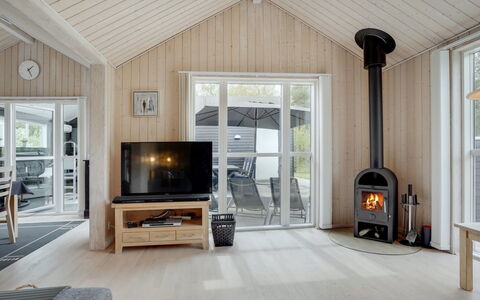 Henriete - 3.5Km from the Sea: Legna, Pavimentazione, Soffitto, Pavimento, Pavimento In Legno, Latifoglie, Soggiorno, Color Legno, Elettrodomestico, Plank