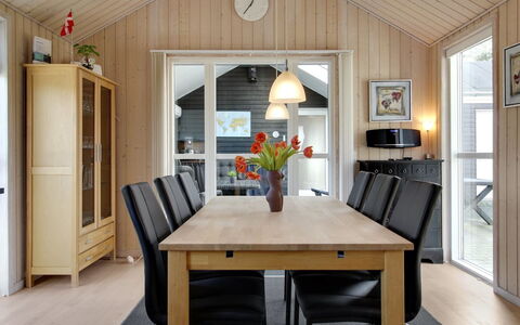 Henriete - 3.5Km from the Sea: Mobilia, Legna, Interior Design, Soffitto, Pavimentazione, Cucina & Sala Da Pranzo Tavolo, Sala Da Pranzo, Pavimento, Sedia, Tavolo