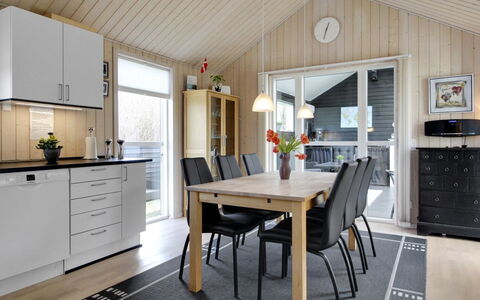 Henriete - 3.5Km from the Sea: Legna, Mobilia, Interior Design, Pavimentazione, Cucina & Sala Da Pranzo Tavolo, Soffitto, Sedia, Pavimento In Legno, Sala Da Pranzo, Cucina