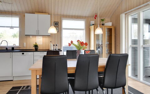 Henriete - 3.5Km from the Sea: Mobilia, Pavimentazione, Legna, Interior Design, Sala Da Pranzo, Cucina & Sala Da Pranzo Tavolo, Pavimento, Sedia, Tavolo, Pavimento In Legno