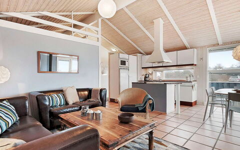 Frederikka - 350M from the Sea: Zona Residenziale, Tetto, Sobborgo, Driveway, Estate, Camino