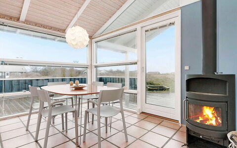 Frederikka - 350M from the Sea: Zona Residenziale, Tetto, Sobborgo, Driveway, Estate, Camino
