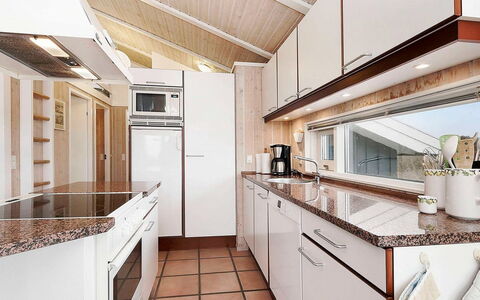 Frederikka - 350M from the Sea: Zona Residenziale, Tetto, Sobborgo, Driveway, Estate, Camino
