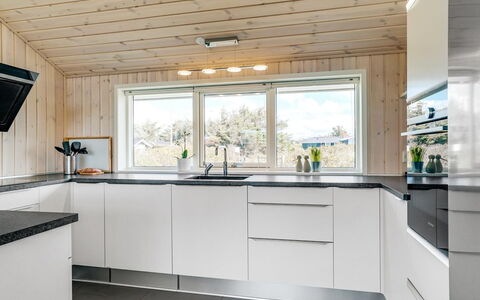 Esma - 150M from the Sea: Cucina, Legna, Controsoffitto, Elettrodomestico Da Cucina, Pavimentazione, Soffitto, Interior Design, Cabinetry, Apparecchio Major, Casa