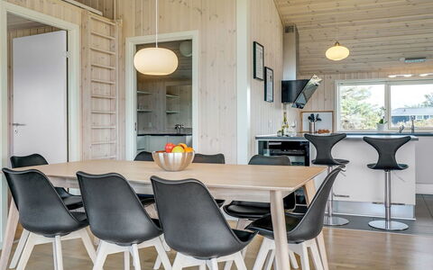 Esma - 150M from the Sea: Legna, Interior Design, Pavimentazione, Mobilia, Soffitto, Cucina & Sala Da Pranzo Tavolo, Pavimento, Lampada, Pavimento In Legno, Sala Da Pranzo