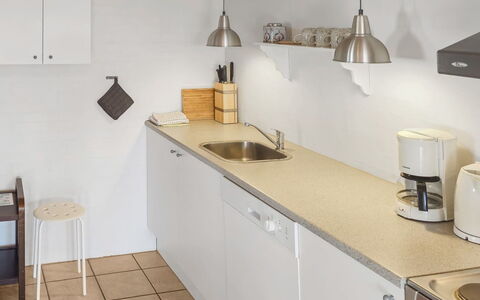 Elef - 2.0Km from the Sea: Cucina, Controsoffitto, Elettrodomestico Da Cucina, Interior Design, Pavimentazione, Idraulico Fixture, Lavandino Della Cucina, Apparecchio Major, Lavello, Cabinetry