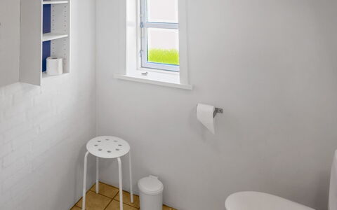 Elef - 2.0Km from the Sea: Parete, Idraulico Fixture, Interior Design, Bagno, Pavimento, Lavello, Idraulico, Gabinetto, Lavandino Del Bagno