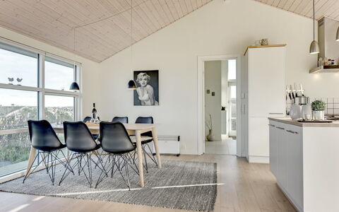 Dimka - 300M from the Sea: Legna, Pavimentazione, Soffitto, Interior Design, Pavimento, Pavimento In Legno, Mobilia, Casa, Soggiorno, Lampada