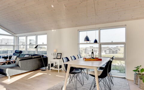 Dimka - 300M from the Sea: Legna, Soffitto, Pavimentazione, Interior Design, Pavimento, Lampada, Mobilia, Pavimento In Legno, Soggiorno, Cucina & Sala Da Pranzo Tavolo