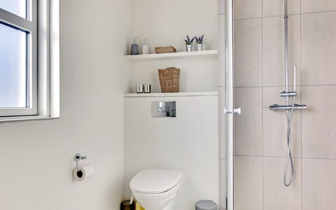 Dimka - 300M from the Sea: Bagno, Idraulico Fixture, Parete, Pavimentazione, Gabinetto, Interior Design, Pavimento, Toilet Seat, Idraulico, Rubinetto