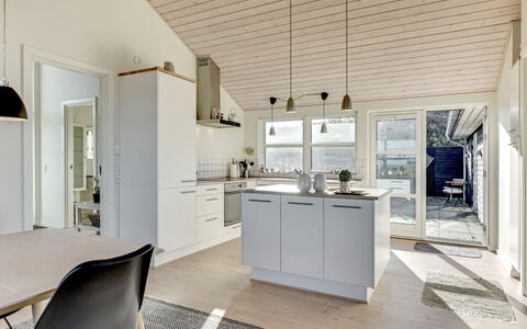 Dimka - 300M from the Sea: Pavimentazione, Interior Design, Legna, Soffitto, Cucina, Pavimento, Controsoffitto, Mobilia, Pavimento In Legno, Lampada