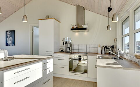 Dimka - 300M from the Sea: Pavimentazione, Interior Design, Cucina, Controsoffitto, Soffitto, Legna, Lampada, Cabinetry, Pavimento, Mobilia