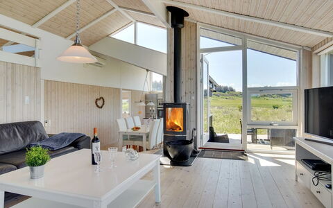 Welma - 500M from the Sea: Soffitto, Casa, Villetta, Soggiorno, Latifoglie, Pavimento In Legno, Plank, Portico, Sedia