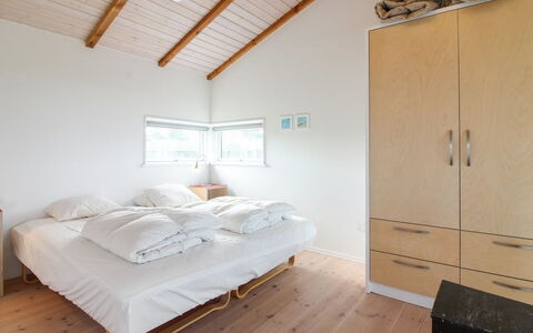 Preben - 500M from the Sea: Pavimentazione, Interior Design, Legna, Pavimento, Soffitto, Camera Da Letto, Letto, Mobilia, Camera, Pavimento In Legno