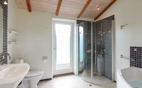 Preben - 500M from the Sea: Idraulico Fixture, Pavimentazione, Pavimento, Soffitto, Interior Design, Bagno, Illuminazione, Porta, Idraulico, Casa