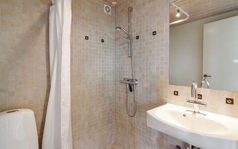 Preben - 500M from the Sea: Bagno, Pavimentazione, Idraulico Fixture, Pavimento, Lavandino Del Bagno, Interior Design, Parete, Lavello, Gabinetto, Soffione Doccia