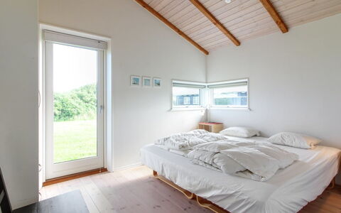 Preben - 500M from the Sea: Legna, Soffitto, Pavimentazione, Pavimento, Casa, Interior Design, Camera Da Letto, Pavimento In Legno, Letto, Latifoglie