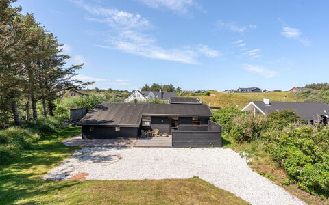 Grubbe - 600M from the Sea: Tetto, Casa, Lotto, Casa, Villetta, Estate, Edifici Giardino, Shade, Log Cabin, Landscaping