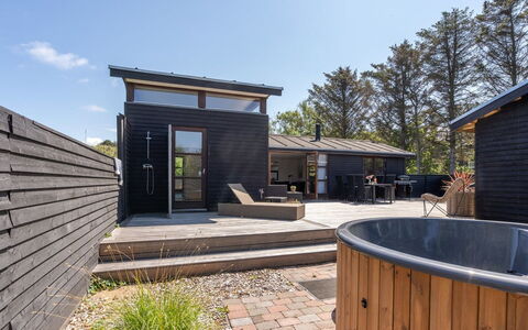 Grubbe - 600M from the Sea: Tetto, Casa, Lotto, Casa, Villetta, Estate, Edifici Giardino, Shade, Log Cabin, Landscaping
