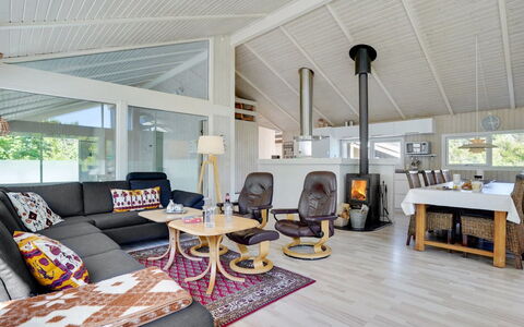 Harriet - 800M from the Sea: Legna, Interior Design, Soggiorno, Mobilia, Soffitto, Divano, Casa, Pavimentazione, Pavimento