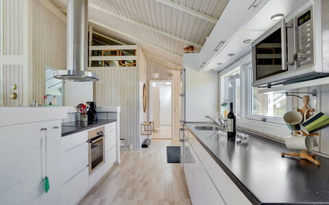 Harriet - 800M from the Sea: Legna, Cucina, Controsoffitto, Soffitto, Interior Design, Pavimentazione, Casa, Cabinetry, Lampada, Elettrodomestico