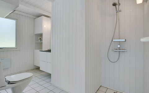 Harriet - 800M from the Sea: Idraulico Fixture, Pavimentazione, Bagno, Pavimento, Interior Design, Soffitto, Idraulico, Lavello, Rubinetto, Gabinetto