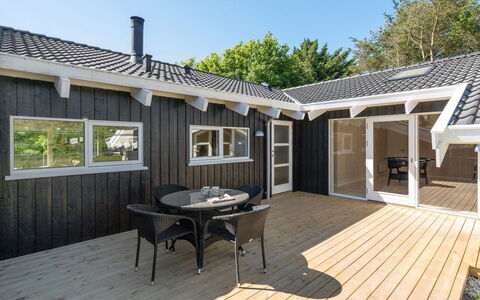 Harriet - 800M from the Sea: Legna, Tetto, Casa, Porta, Villetta, Raccordo, Portico, Latifoglie, Color Legno, Shade