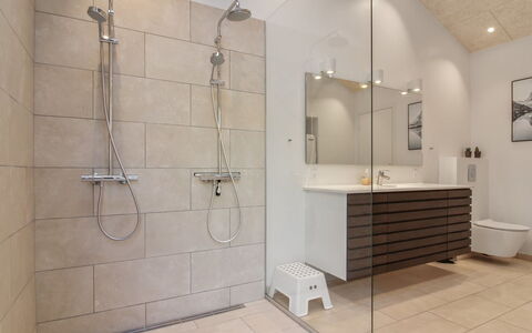 Harriet - 800M from the Sea: Pavimentazione, Interior Design, Pavimento, Parete, Idraulico Fixture, Bagno, Soffitto, Idraulico, Piastrella, Rubinetto