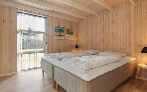 Harriet - 800M from the Sea: Legna, Camera Da Letto, Pavimentazione, Pavimento, Letto, Interior Design, Soffitto, Bedding, Lenzuolo, Latifoglie
