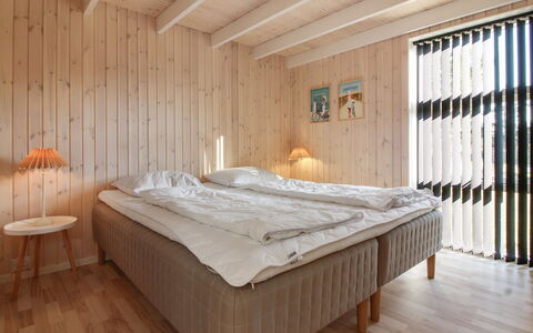 Harriet - 800M from the Sea: Camera Da Letto, Legna, Letto, Pavimento, Pavimentazione, Soffitto, Interior Design, Lenzuolo, Bedding, Camera
