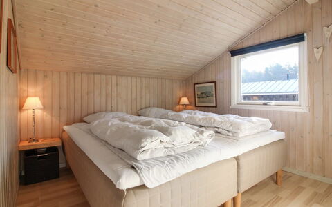 Harriet - 800M from the Sea: Legna, Camera Da Letto, Letto, Lenzuolo, Soffitto, Interior Design, Bedding, Telaio Del Letto, Camera, Latifoglie