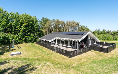 Harriet - 800M from the Sea: Mobilia, Interior Design, Pavimentazione, Legna, Pavimento, Soffitto, Pavimento In Legno, Sedia, Tavolo, Illuminazione