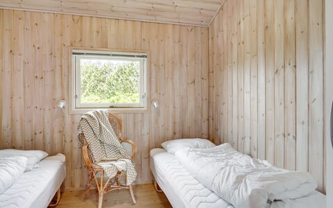 Arkil - 300M from the Sea: Legna, Camera Da Letto, Pavimentazione, Pavimento, Interior Design, Letto, Soffitto, Lenzuolo, Bedding, Mobilia
