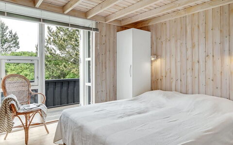 Arkil - 300M from the Sea: Legna, Pavimentazione, Camera Da Letto, Pavimento, Interior Design, Letto, Soffitto, Mobilia, Lenzuolo, Bedding
