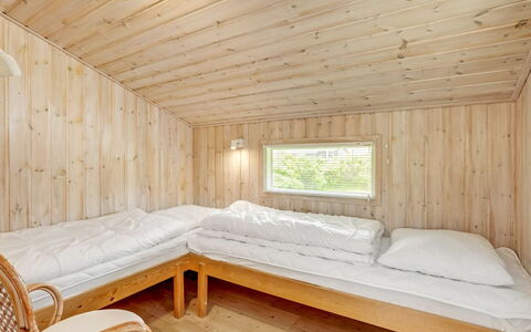 Arkil - 300M from the Sea: Legna, Pavimentazione, Pavimento, Interior Design, Soffitto, Camera Da Letto, Letto, Pavimento In Legno, Camera, Latifoglie