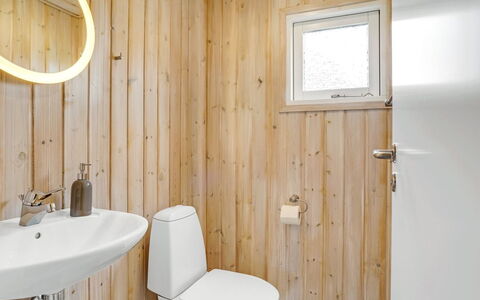 Arkil - 300M from the Sea: Legna, Pavimentazione, Pavimento, Interior Design, Idraulico Fixture, Bagno, Toilet Seat, Gabinetto, Soffitto, Idraulico