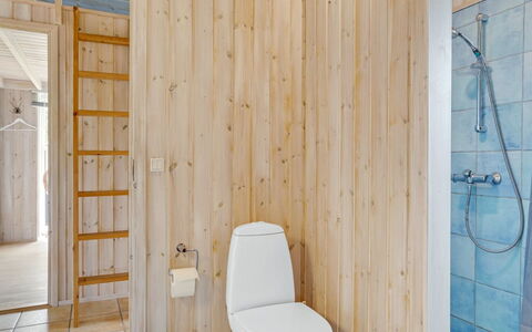 Arkil - 300M from the Sea: Pavimentazione, Pavimento, Legna, Idraulico Fixture, Interior Design, Bagno, Toilet Seat, Gabinetto, Soffitto, Idraulico
