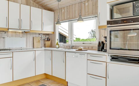 Arkil - 300M from the Sea: Cucina, Elettrodomestico Da Cucina, Controsoffitto, Apparecchio Major, Legna, Interior Design, Pavimentazione, Cabinetry, Elettrodomestico, Pavimento