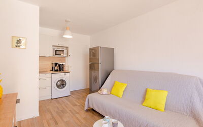 Régina 260.13: Proprietà, Mobilia, Divano, Comfort, Legna, Tavolo, Arancia, Soggiorno, Interior Design, Divano Letto