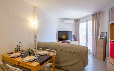 Régina 260.15: Cornice, Tavolo, Mobilia, Divano, Comfort, Legna, Arancia, Illuminazione, Soggiorno, Tavola