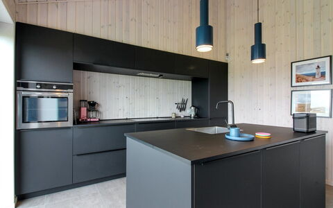 Fannie - 250M from the Sea: Cucina, Controsoffitto, Interior Design, Cabinetry, Mobilia, Pavimentazione, Elettrodomestico Da Cucina, Lampada, Legna, Soffitto